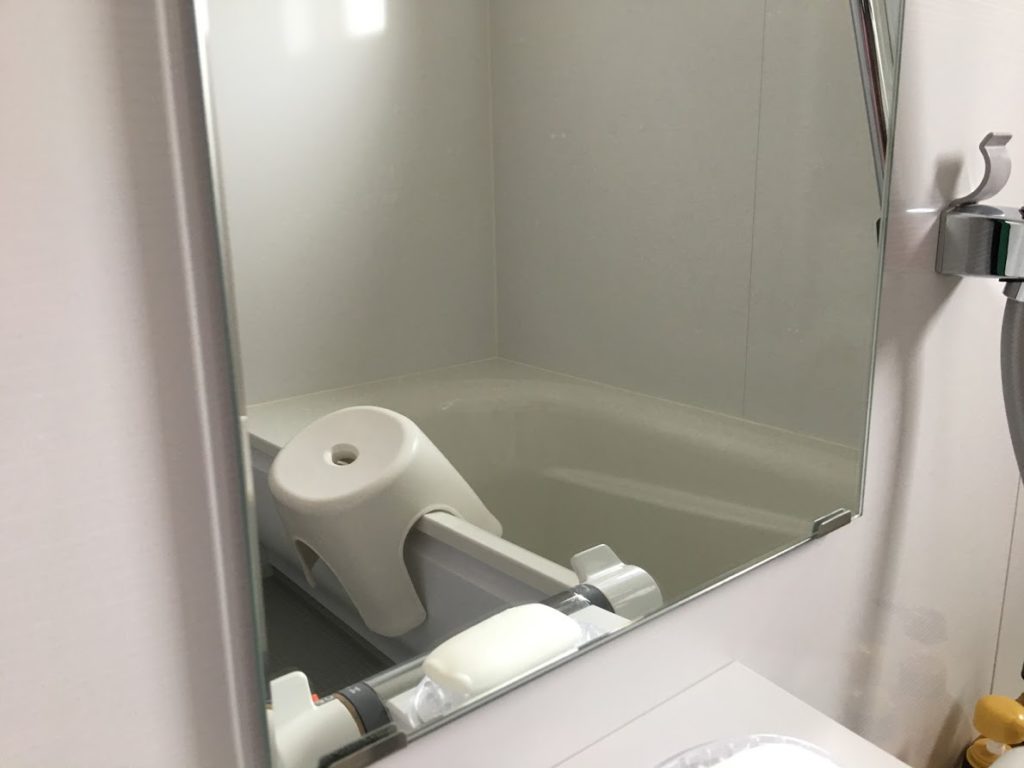 綺麗な浴室の鏡