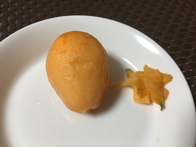 皮をむいたびわ