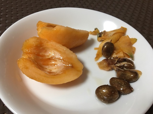 皮と種をはずしたびわ