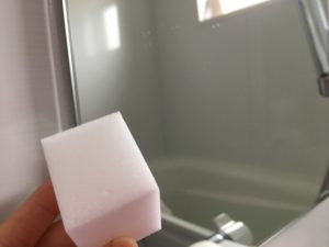 浴室の鏡。ウロコ状の水垢が残りにくくなる方法とは？