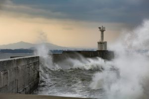 マンションの台風対策!雨戸がない窓、ベランダの注意点。被害がでたら?!