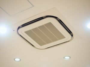 エアコンで夏でも冷え性。会社が寒くて頭痛が…冷房対策は? クーラー病とは?