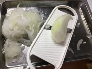 玉ねぎスライスが辛いとき水にさらすと栄養は抜ける？辛味を抜くコツと保存方法！