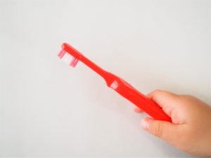 子供の歯みがきは事故に注意！自分で歯ブラシを持つ時期と事故の防止策。