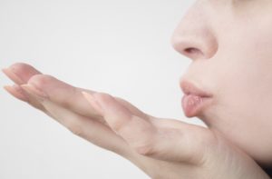 リップトリートメントとリップクリームは違いは?使い方やおすすめリップも!