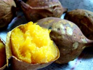 焼き芋を美味しく作るコツは?レンジ、オーブン、鍋の使い方とお芋の選び方