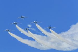 入間航空祭のブルーインパルスを子供に見せたい!混雑や観覧場所のおすすめは?