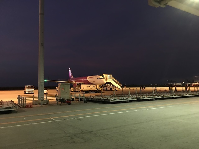 搭乗待ちの飛行機