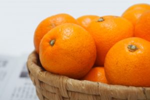 みかんを揉むと甘くなる?白い筋は食べてもいいの?保存方法と皮のむき方の違い