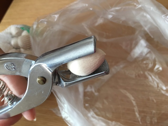 ぎんなんの殻を割る