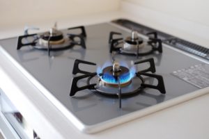 ガスコンロの火が赤い原因は加湿器？他の原因との違いや安全性は？