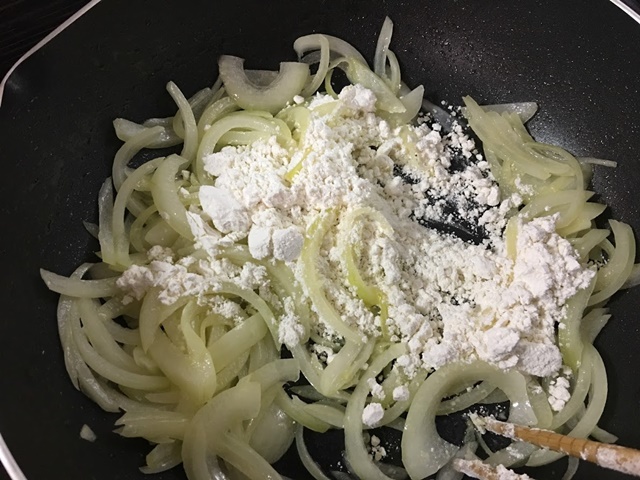 炒めた玉ねぎに小麦粉を加える