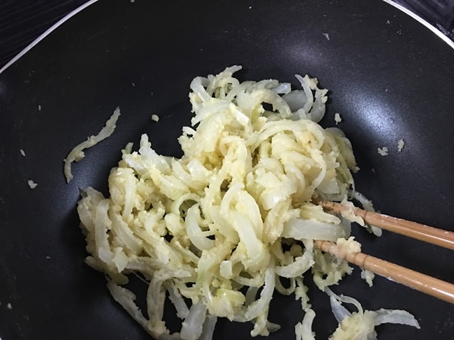 小麦粉を加えた玉ねぎを混ぜる