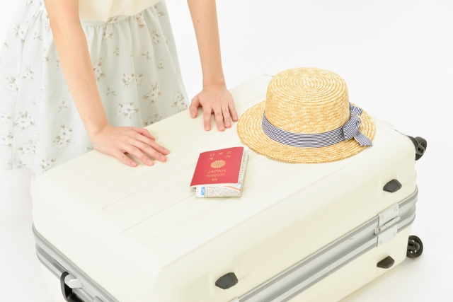 スーツケースの隙間を埋めるパッキング、荷物を減らすコツ。圧縮袋は必要？