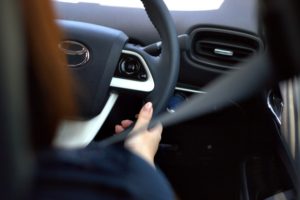 車内の紫外線対策!窓ガラスのUVカット効果は?日焼け防止のおすすめグッズ。