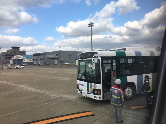 屋久島行きの飛行機までバスで移動