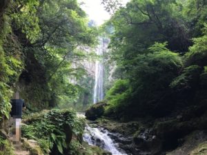東椎屋の滝への行き方、駐車場は？歩く時間、滝裏の観音様は見える？