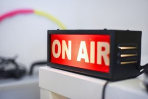 スマホやパソコンでラジオを聴ける！ネットラジオの使い方。
