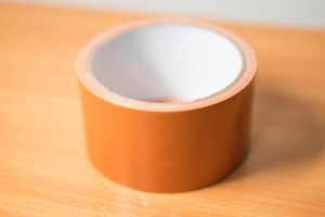 ガムテープや粘着テープ、剥がした後のベタベタはどうやって落とす？