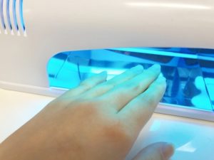 ジェルネイルのUVライトとLEDライトの違いや選び方!代用はできる?