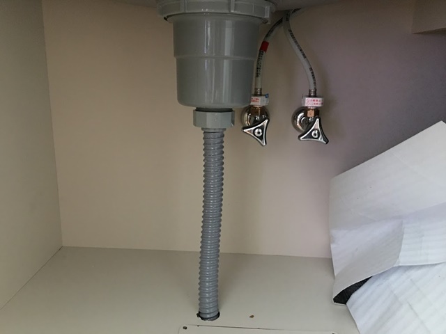 キッチンの流し台の下