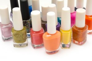 100均の剥がせるネイルを使い比べ！ダイソーvsセリアの持ちや取り方は？