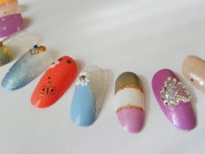 ネイルグルーの付け爪の外し方とリムーバーの使い方、爪に残った接着剤は？