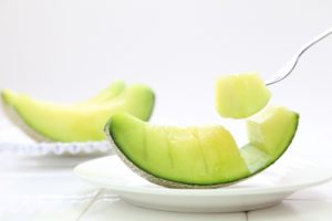 メロンやパイナップルを食べると喉がいがいがする!解消方法や対策は?