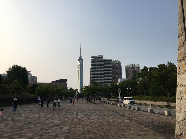 目の前に福岡タワー
