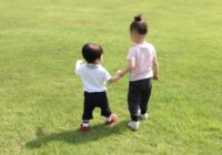 公園で遊ぶ子供たち